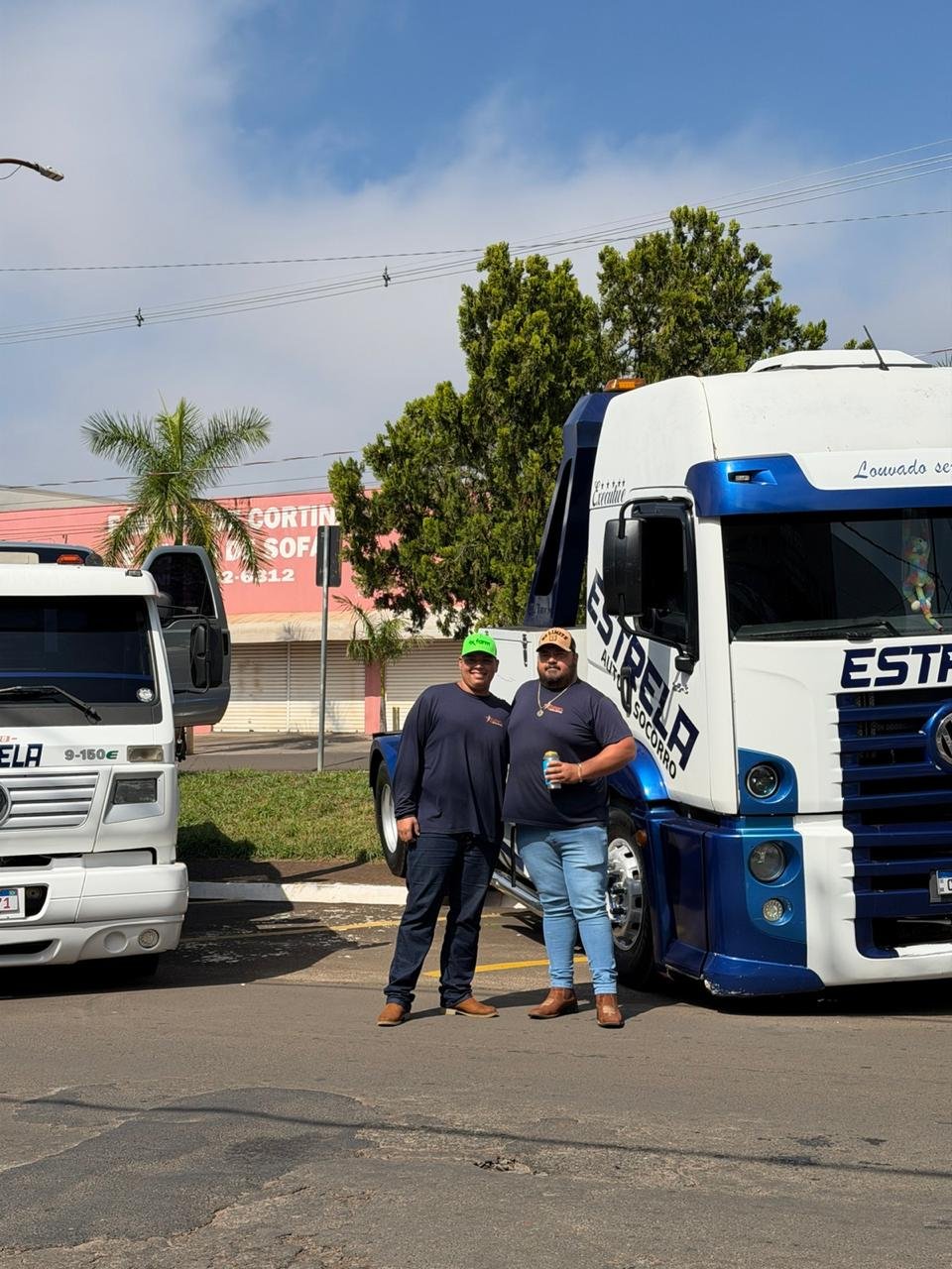 Equipe Guincho Estrela ao lado dos caminhões de atendimento em Ibitinga