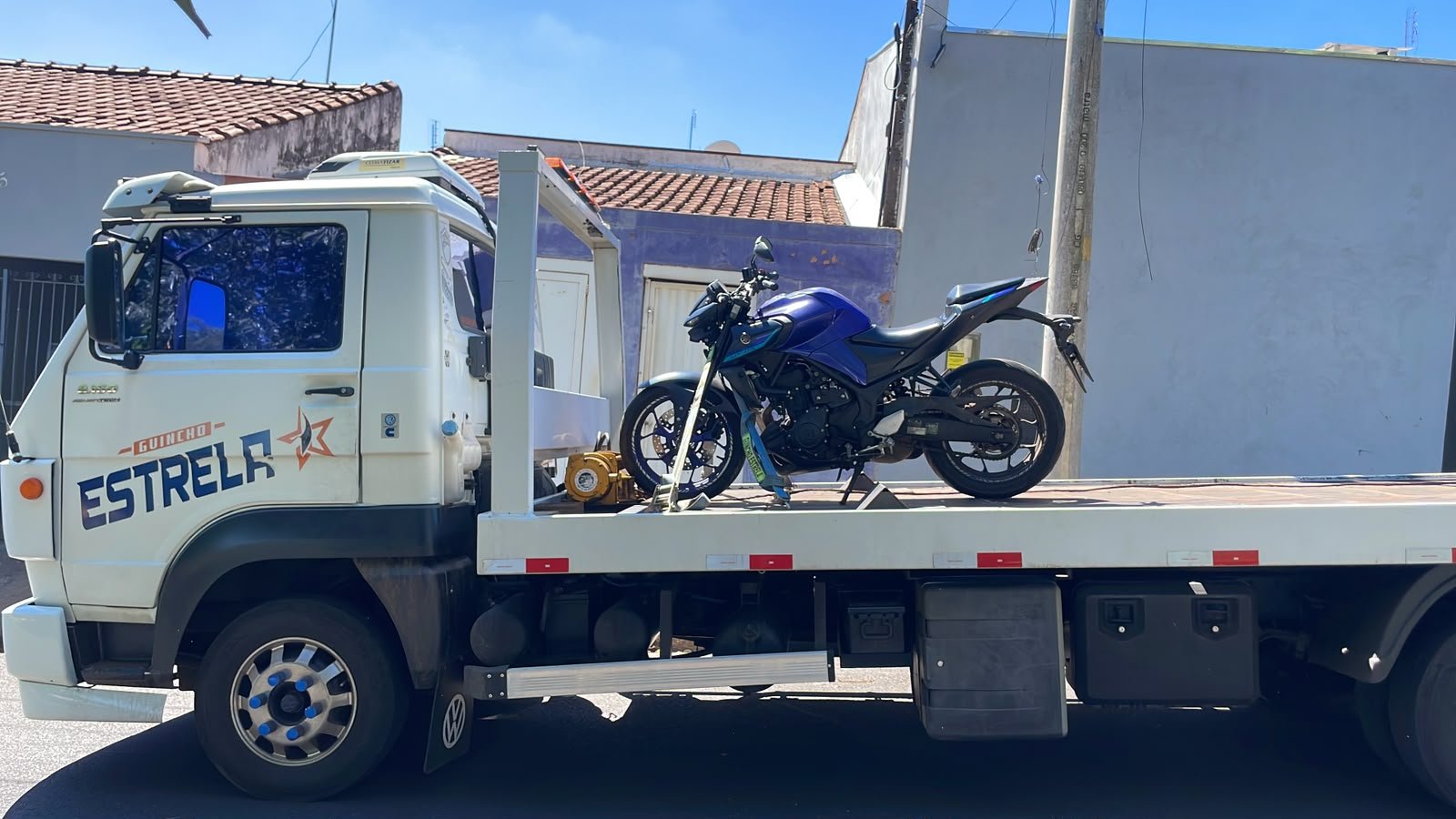 Guincho transportando motocicleta com segurança em plataforma